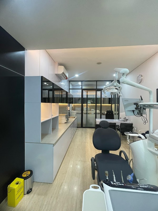 Clean and modern dental treatment room at Dr Teeth Dental Clinic with glass partition walls