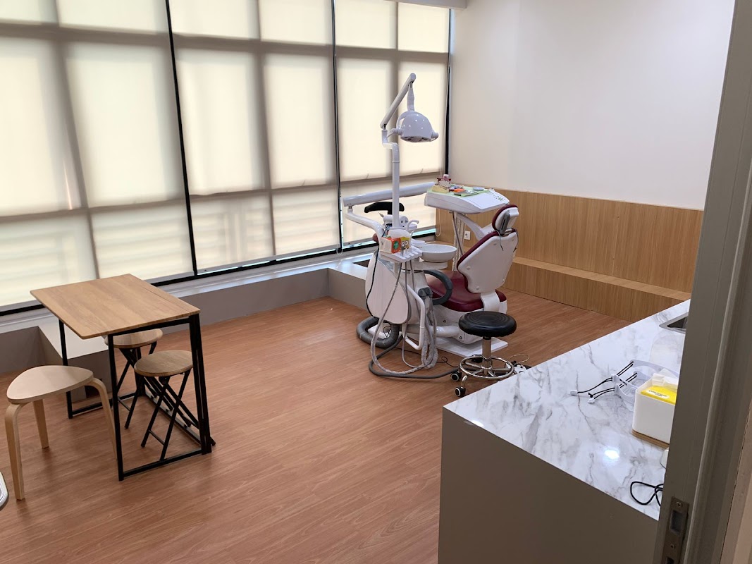 Spacious dental treatment room at Rata Clinic with natural light through large windows